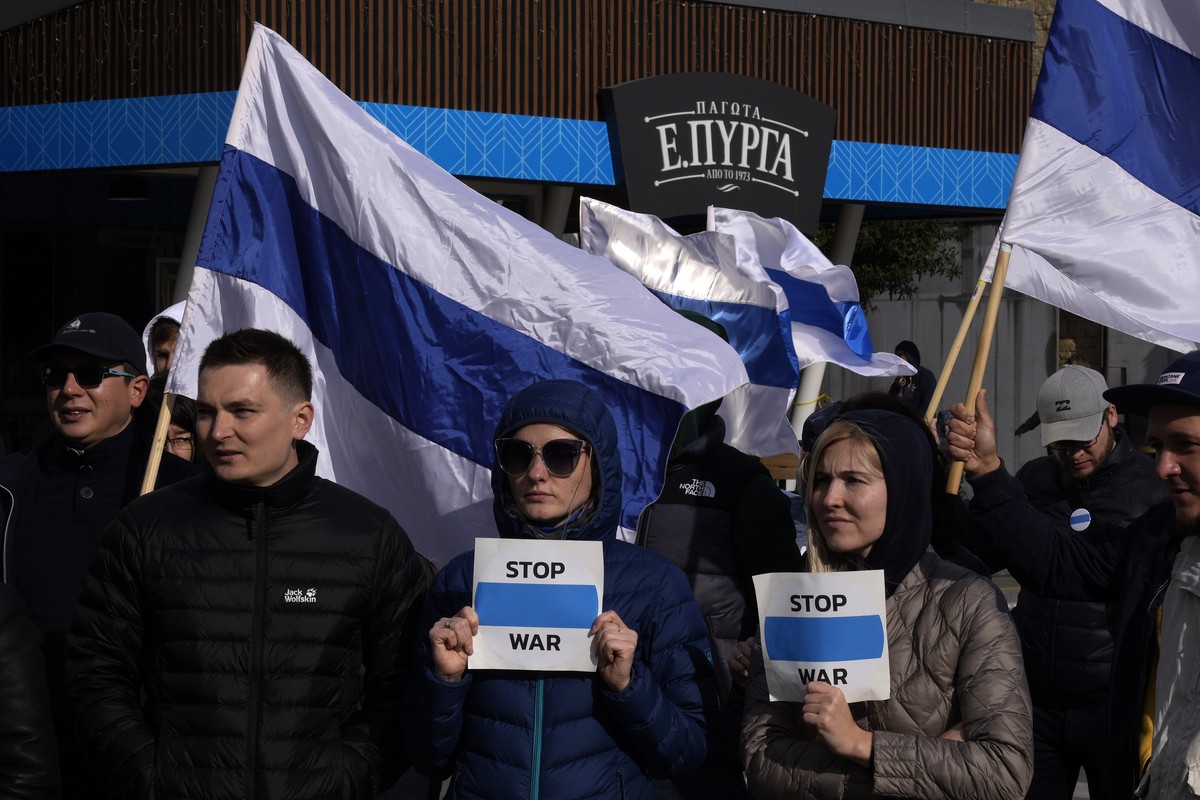 Russian protesters living in Cyprus wave Ukrainian and Russian national flags without the red stripe, during a protest against Russia's invasion of Ukraine, in southern port city of Limassol, Cyp ...