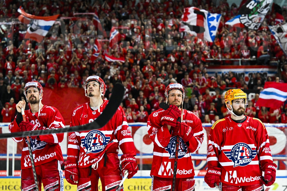in Spiel 7 des Playoff 1/4 Final Eishockeyspiels der National League zwischen den Rapperswil-Jona Lakers und dem HC Davos, am Mittwoch, 6. April 2022, in der St. Galler Kantonalbank Arena, in Rappersw ...