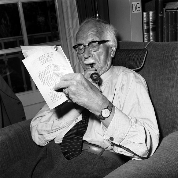 Portrait of Swiss depth psychologist and co-founder of Analytical Psychology C. G. Jung (1875 - 1961), pictured around 1960 in his house in Kuesnacht. (KEYSTONE/Photopress-Archiv/Str) 

Portrait des S ...