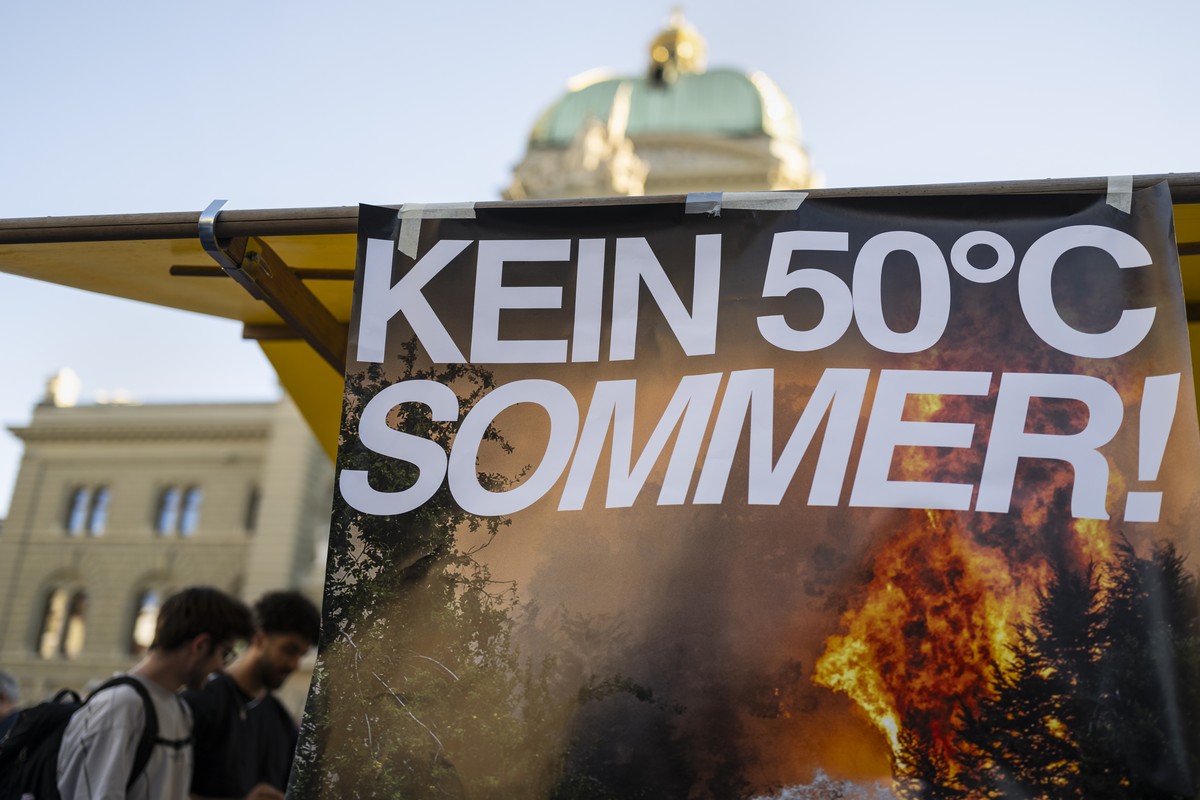 Etwa 2000 Klimademonstrantinnen und -demonstranten versammeln sich auf dem Bundesplatz, um auf den Klimawandel aufmerksam machen, unter dem Motto "Keine 50-Grad Sommer", am Freitag, 25. Sept ...