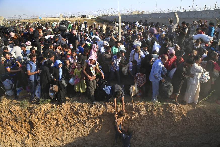 Syrische Flüchtlinge überqueren die Grenze in die Türkei.