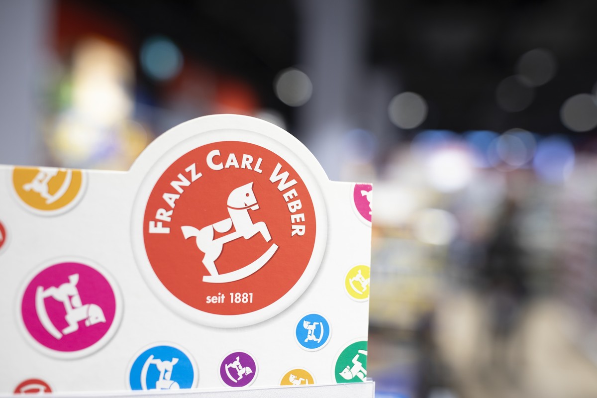 ARCHIVBILD --- ZUM VERKAUF DES SPIELWARENHAENDLERS FRANZ CARL WEBER STELLEN WIR IHNEN FOLGENDES BILD ZUR VERFUEGUNG --- The Franz Carl Weber logo in the branch on Bahnhofplatz 9 in Zurich, Switzerland ...
