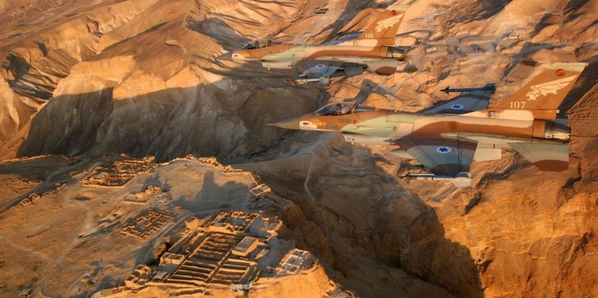 F-16 der israelischen Luftwaffe - wenn Flugzeugtarnung wirklich funktioniert. 

https://theaviationgeekclub.com/wp-content/uploads/2023/05/F-16s-Osirak.jpg