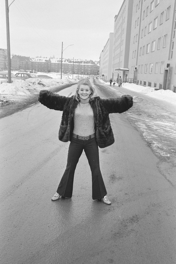 Aktuell 11-5-1969 : Oj-oj-oj for et spetakkel det ble bilde 0034 Aktuell 11-5-1969 : Oj-oj-oj for et spetakkel det ble Kisti Sparboe skal synge Arne Bendiksens lat i Melodi Grand Prix i Spania. Foto A ...
