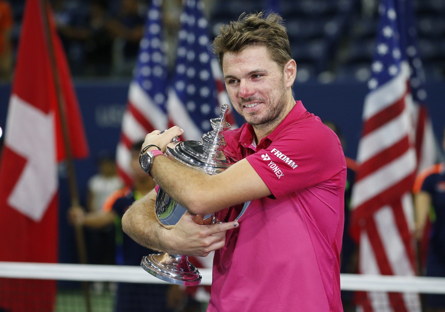 epaselect epa05535750 Stan Wawrinka of Switzerland celebrates with the championship trophy after defeating Novak Djokovic of Serbia during the men&#039;s final on the final day of the US Open Tennis C ...