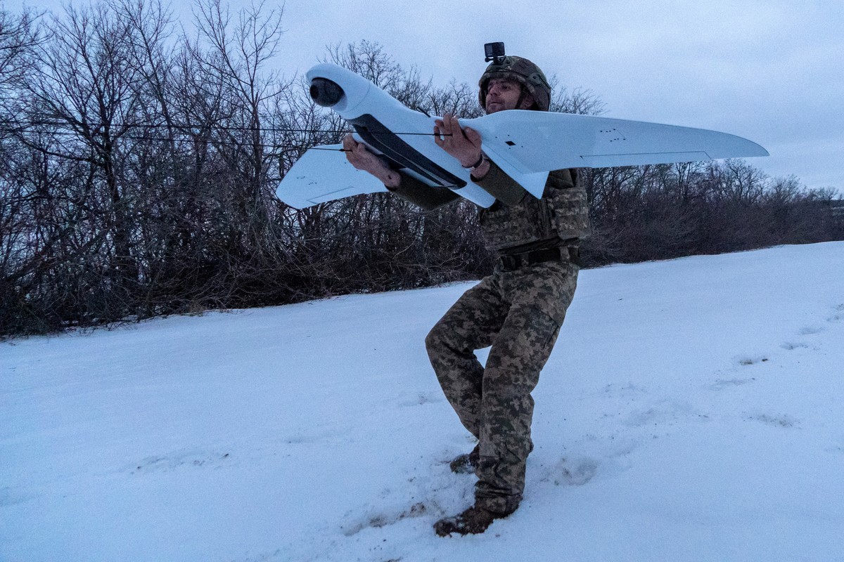 KEYPIX - A Ukrainian soldier of the 48th separate brigade launches a reconnaissance drone in Kharkiv region, Ukraine, Wednesday, March 4, 2026. (KEYSTONE/AP Photo/Andrii Marienko)