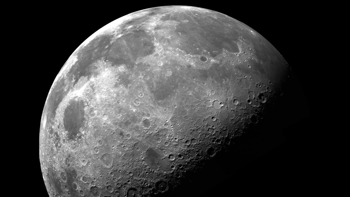 La lune tourne autour de la terre en 27 jours, 7 heures et 43,7 minutes.