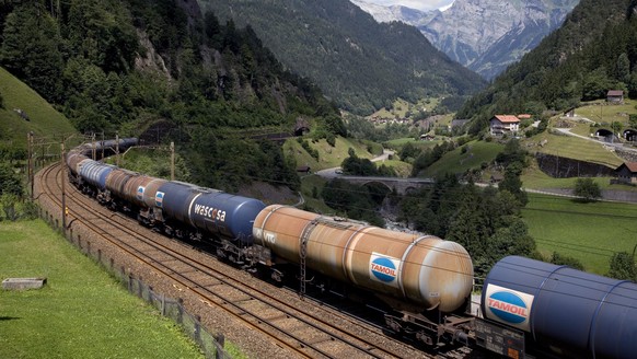 ZU DEN MELDUNGEN, DASS SBB CARGO MIT DER SCHLIESSUNG DER TAMOIL-RAFFINERIE MILLIONEN VERLIERE, STELLEN WIR IHNEN AM FREITAG, 15. MAI 2015, FOLGENDES ARCHIVBILD ZUR VERFUEGUNG - Ein Gueterzug auf der G ...