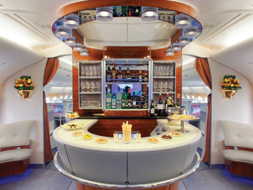 Die ikonische Bar an Bord des Emirates-A380.