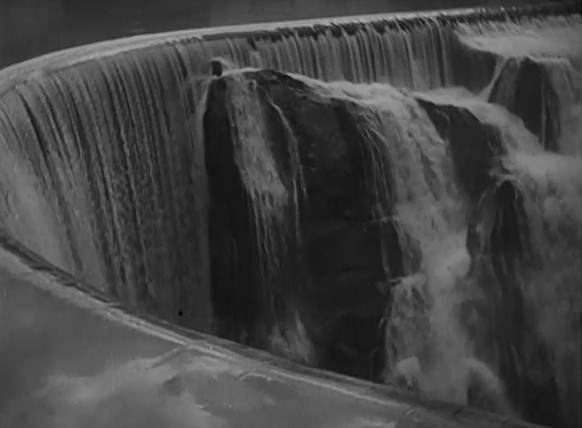 Der Stausee Rheinwald war in der Schweizer Filmwochenschau vom 31. März 1944 ein grosses Thema.
https://www.recherche.bar.admin.ch/recherche/#/de/archiv/einheit/21678925