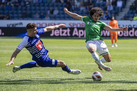 Filip Ugrinic, links, von Luzern im Spiel gegen Isaac Schmidt, rechts, von St Gallen beim Super League Meisterschaftsspiel zwischen dem FC Luzern und dem FC St Gallen vom Montag, 18. April 2022 in Luz ...