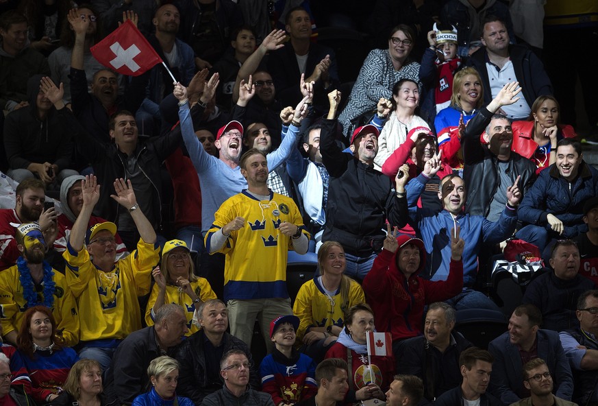 epa06751789 Fans from Switzerland and Sweden cheer during the IIHF World Championship semi-final ice hockey match between Canada and Switzerland in Royal Arena in Copenhagen, Denmark, 19 May 2018. EPA ...