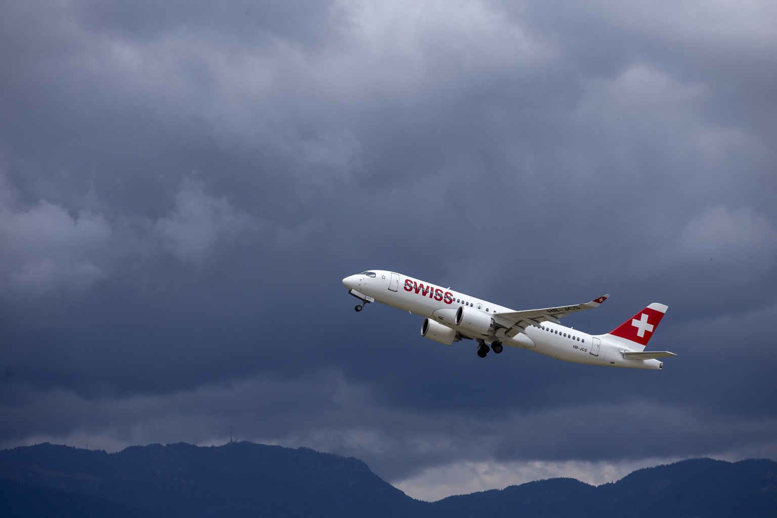 epa08486906 An aircraft Airbus A220-300 (HB-JCS) of Swiss International Air Lines takes off at the Geneva Airport, in Geneva, Switzerland, 15 June 2020. Flights of the Swiss International Air Lines ar ...