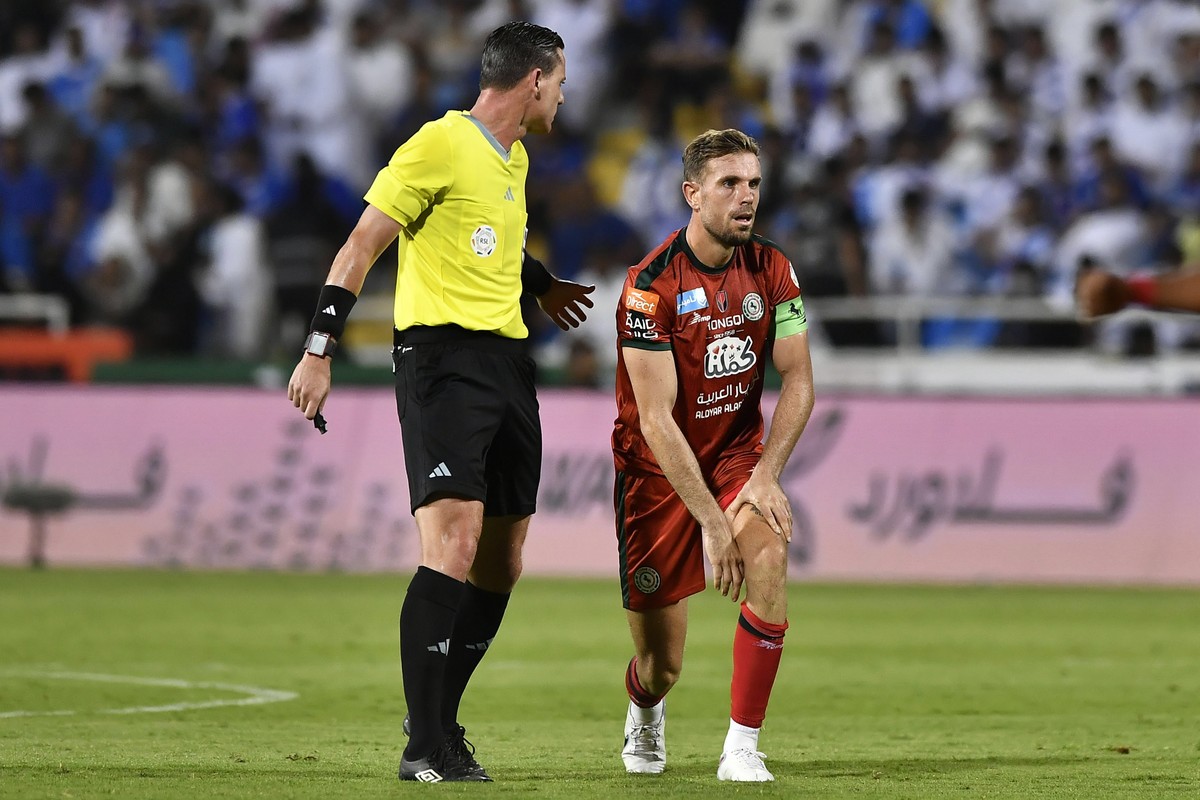 epa10825910 Referee Ramon Abatti interacts with Al Ittifaq player Jordan Henderson during the Saudi Professional Soccer League match between Al Hilal and Al Ittifaq in Riyadh, Saudi Arabia, 28 August  ...