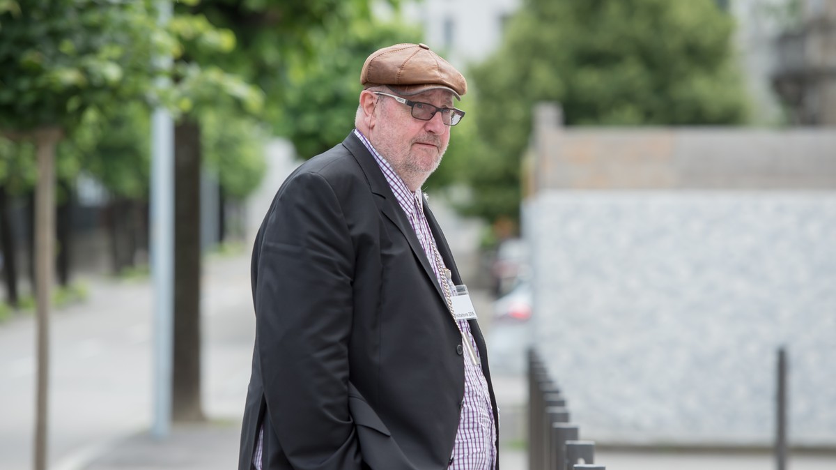 ARCHIV -- ZUM TOD DES EHEMALIGEN FINANCIER DIETER BEHRING ANFANGS WOCHE, STELLEN WIR IHNEN FOLGENDES BILDMATERIAL ZUR VERFUEGUNG -- Dieter Behring steht vor dem Bundesstrafgericht in Bellinzona am Die ...