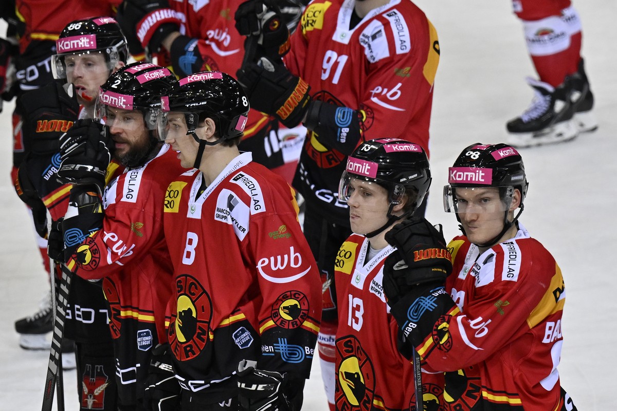 Berns Spieler sind enttaeuscht im Eishockey Qualifikationsspiel der National League zwischen dem SC Bern und dem HC Ajoje, am Samstag, 25. Februar 2023, in der PostFinance Arena in Bern. (KEYSTONE/Pet ...