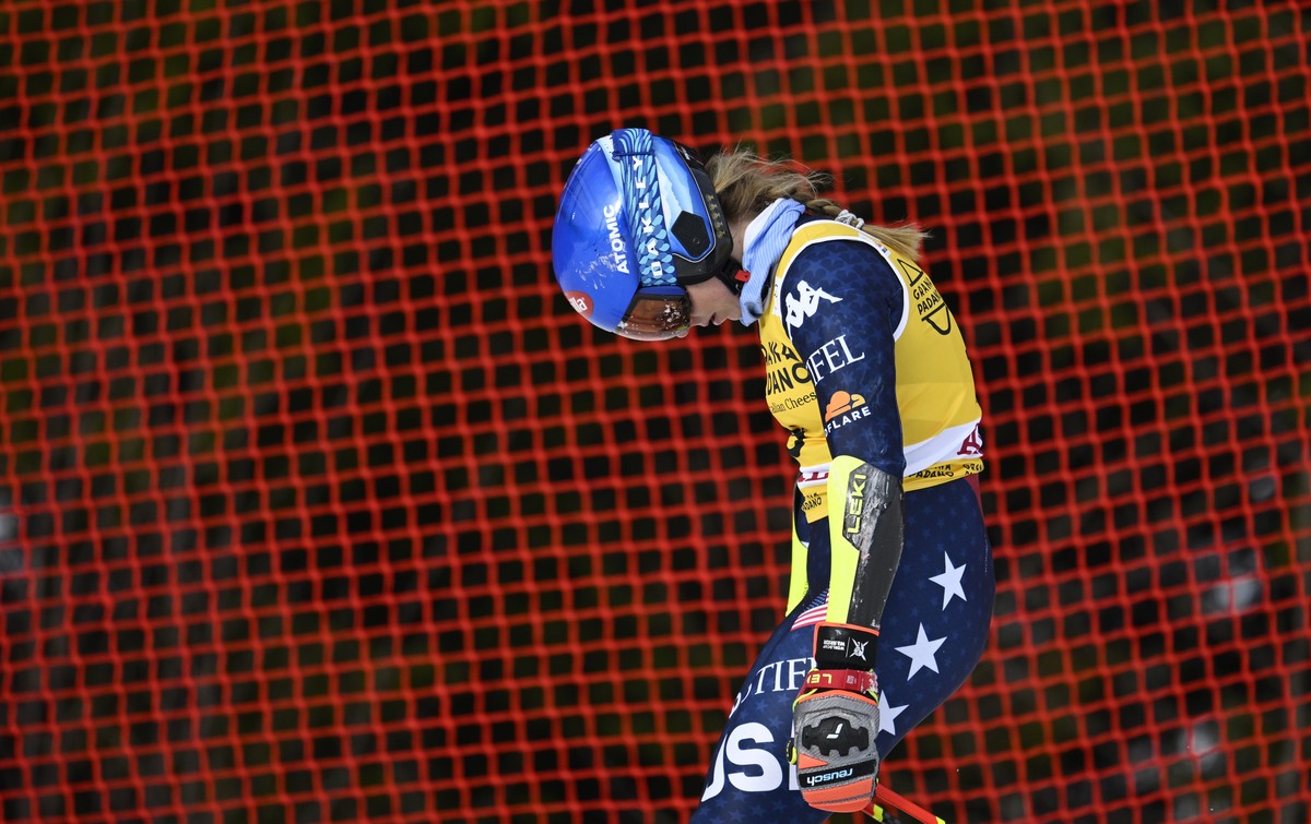 epaselect epa11948490 Mikaela Shiffrin of the USA reacts after dropping out during the first run of the Women's Giant Slalom at the FIS Alpine Skiing World Cup in Are, Sweden, 08 March 2025. EPA/ ...