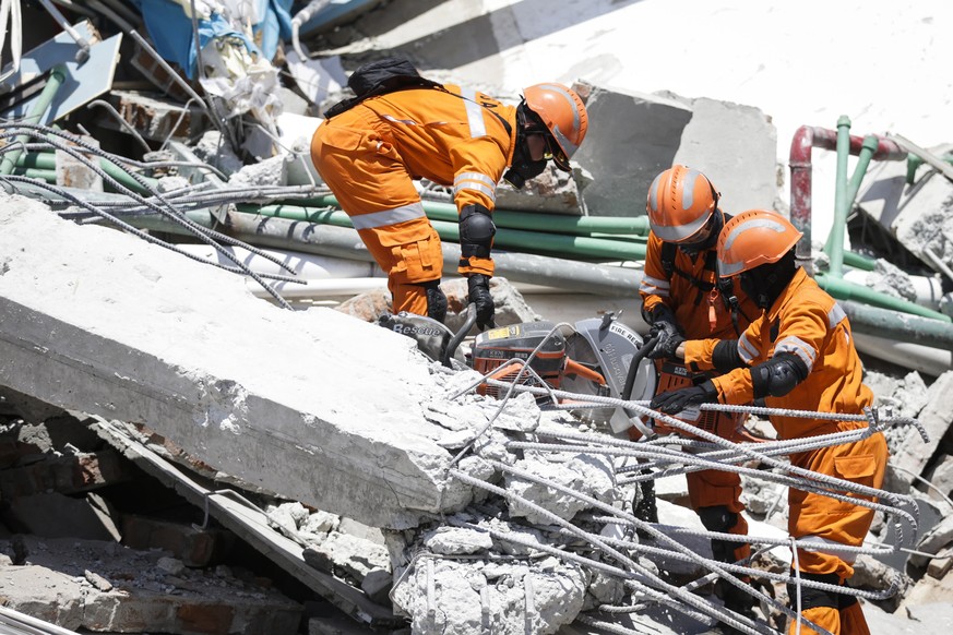 epa07060703 Indonesian rescuers work on the collapsed Roa Roa hotel as they try to find survivors in Palu, central Sulawesi, Indonesia, 01 October 2018. According to reports, at least 832 people have  ...