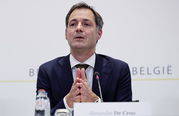 epa08847070 Belgium Prime Minister Alexander De Croo during a news conference following a Consultative Committee meeting on the coronavirus COVID-19 in Brussels, Belgium, 27 November 2020. Belgium's Prime Minister De Croo announced non-essential shops can re-open from 01 December. Cafes and restaurants will have to stay closed until 01 February 2021. EPA/Olivier Matthys / POOL