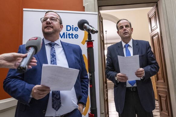 Nationalrat und Parteipraesident Gerhard Pfister, Mitte-ZG, rechts, und Nationalrat Philipp Matthias Bregy, Mitte-VS, sprechen an einem Point de Presse ueber die Gesamterneuerungswahl des Bundesrates  ...