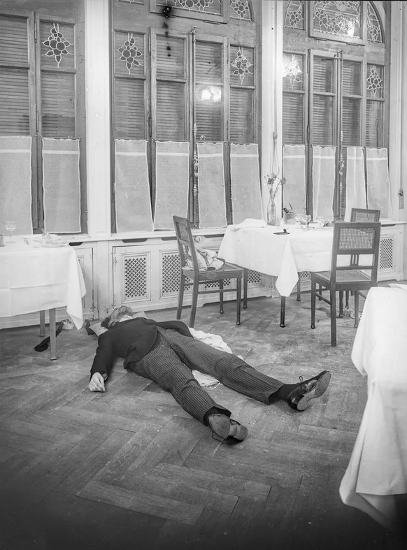 Polizeifoto der Leiche von Wacław Worowski im Hôtel Cécil in Lausanne.
https://collections.unil.ch/collection/item/51981-vorowsky-assassinat