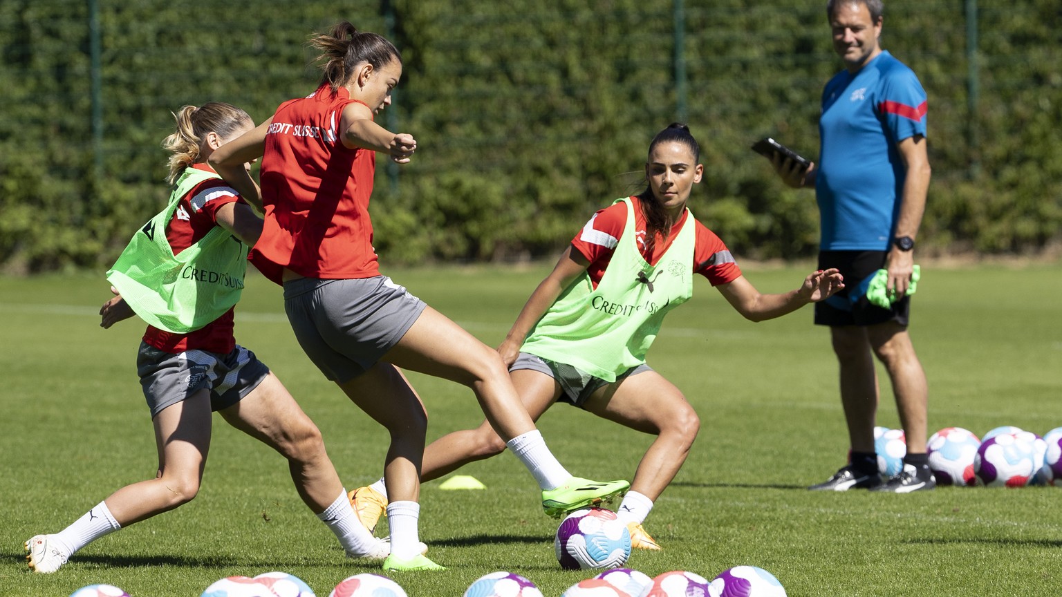 Switzerland&#039;s midfielder Riola Xhemaili, center, controls the ball past her teammates midfielder Sandrine Mauron, left, and forward Meriame Terchoun, right, during a training session of the subst ...