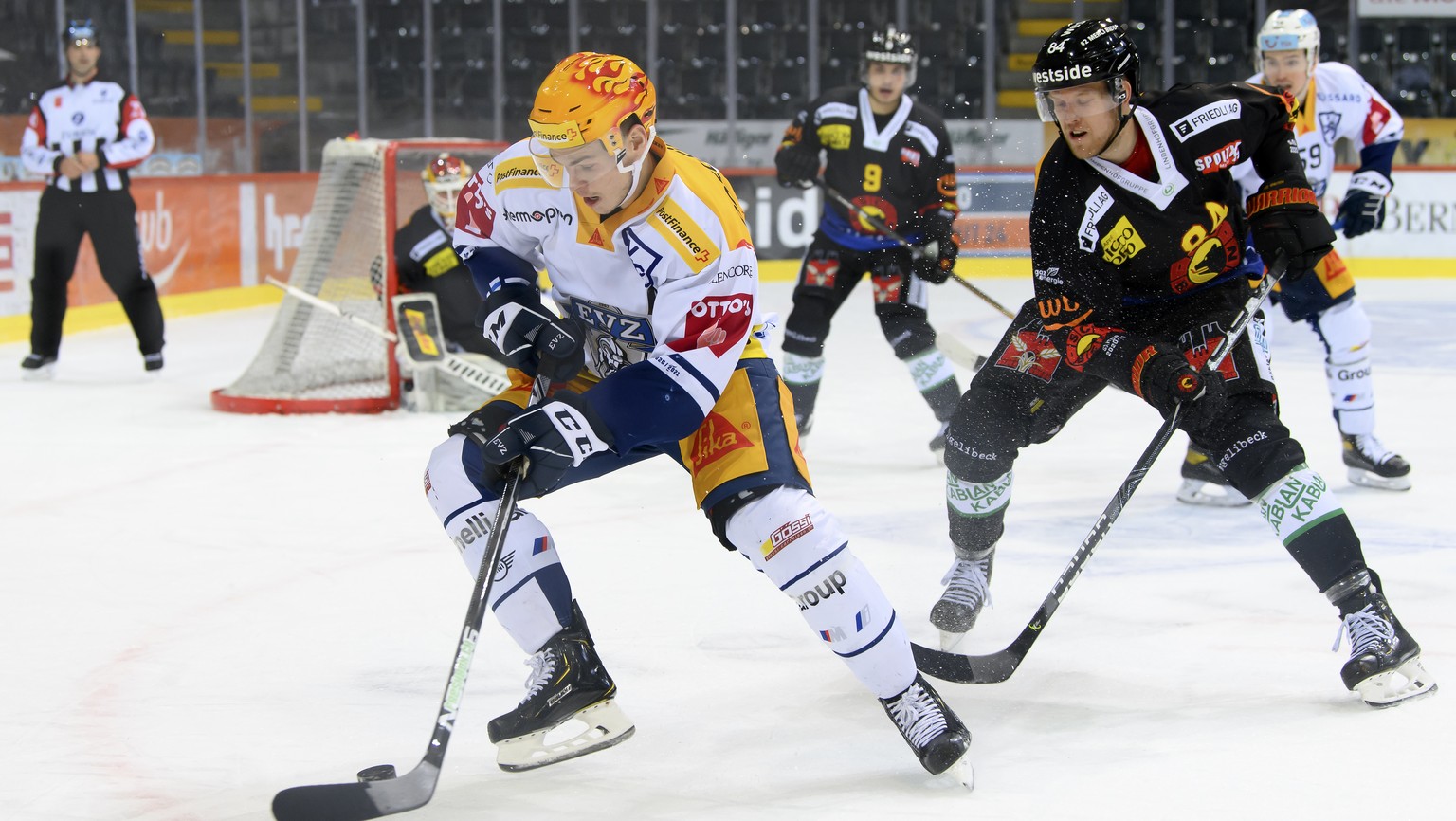 Zugs PostFinance Topscorer Gregory Hofmann, links, und Berns Eero Elo, rechts, kaempfen um den Puck, im sechste Eishockey Playoff Viertelfinalspiel der National League zwischen dem SC Bern und dem EV  ...