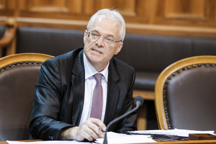 Der parteilose Staenderat Thomas Minder spricht waehrend der Herbstsession der Eidgenoessischen Raete, am Dienstag, 27. September 2016, in Bern. (KEYSTONE/Peter Klaunzer)