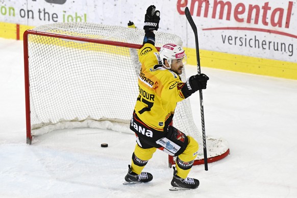 Berns Colton Sceviour jubelt ueber den dritten Treffer waehrend dem Qualifikations-Spiel der National League, zwischen den SCL Tigers und dem SC Bern, am Donnerstag 2. Maerz 2023, im Ilfisstadion in L ...