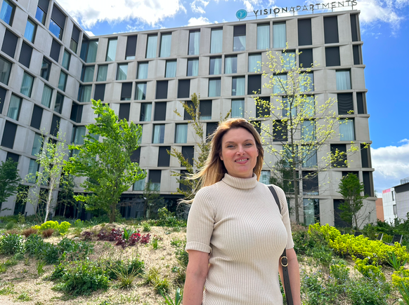 Anja Graf, CEO Visionapartments, in ihrer neuen Unterkunft in Glattbrugg.