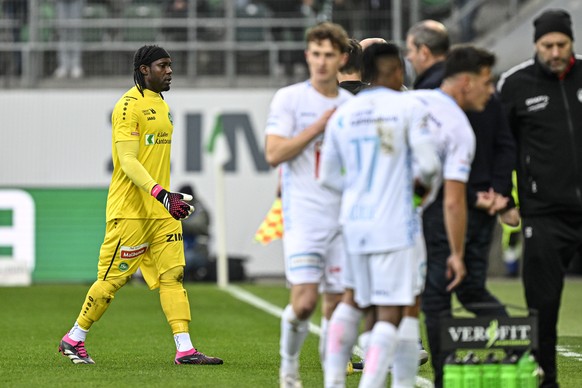 St. Gallens Torhueter Ati Zigi Lawrence muss nach einer Roten Karte vom Platz, im Fussball Super League Spiel zwischen dem FC St. Gallen und dem FC Luzern, am Sonntag, 19. Februar 2023, im Kybunpark i ...