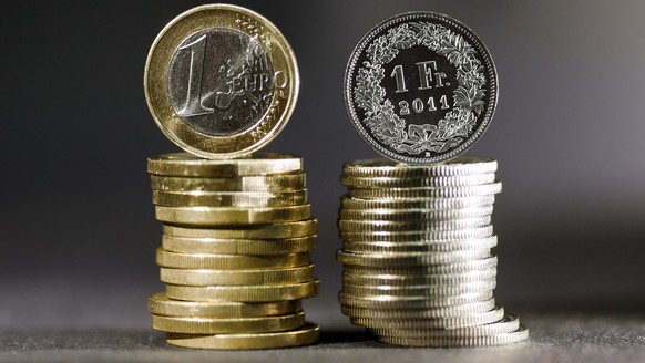 ARCHIVBILD - EURO UEBERSCHREITET ZUM ERSTEN MAL SEIT JANUAR 2015 DIE MARKE VON 1,15 FRANKEN - Coins of 1 Euro (left) and coins of 1 Swiss Franc (right), pictured on July 21, 2011. (KEYSTONE/Martin Rue ...