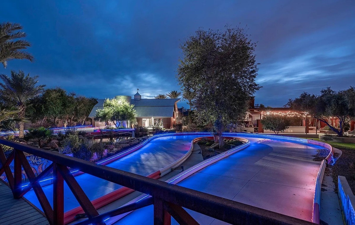 20 millionen für crazy villa mit gokart bahn in gilbert arizona https://www.zillow.com/homedetails/21423-S-147th-St-Gilbert-AZ-85298/59261224_zpid/