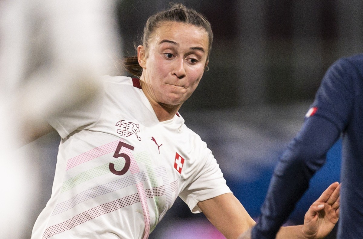 Swiss Lara Marti, left, fights for the ball against France's Grace Geyoro, during the women