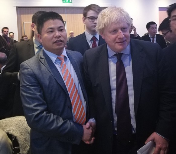 Lin Ruiyou und der britische Ex-Premier Boris Johnson.