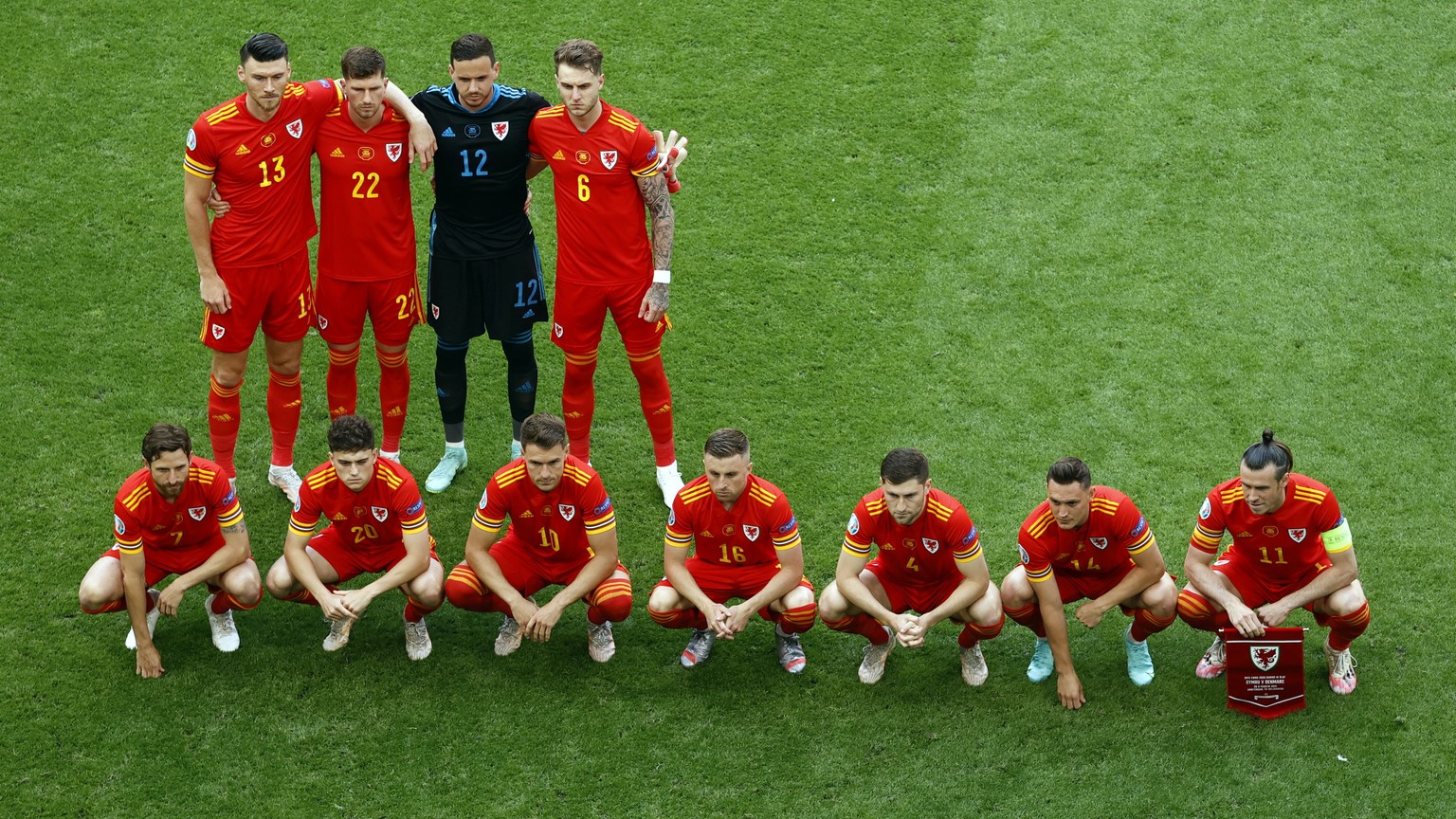 epa09303219 Players of Wales pose prior the UEFA EURO 2020 round of 16 soccer match between Wales and Denmark in Amsterdam, Netherlands, 26 June 2021. EPA/KOEN VAN WEEL / POOL (RESTRICTIONS: For edito ...