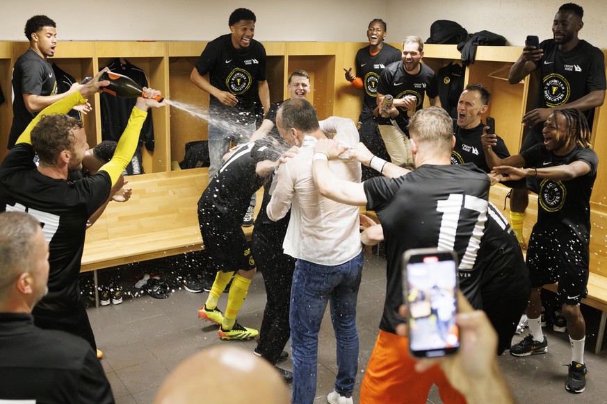 Les joueurs d&#039;YB celebrent le titre dans son vestiaire a la fin de la rencontre de football de Super League entre le Geneve Servette FC (SFC) et le BSC Young Boys (YB), ce lundi 20 mai 2024 au st ...