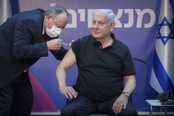 Der israelische Premierminister Benjamin Netanyahu bekam am Samstag als erste Person in seinem Land die zweite Impfdosis.