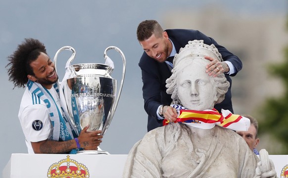 epa06767580 Real Madrid&#039;s Sergio Ramos (R) and Marcelo (L) show the UEFA Champions League trophy at Cibeles square in Madrid, Spain, 27 May 2018. Real Madrid defeated 3-1 Liverpool in the UEFA Ch ...