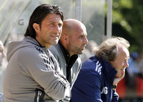 Der neue Trainer des FC Luzern, Murat Yakin, links, sein Assistenztrainer Giorgio Contini, Mitte, und Konditionstrainer Walter Grueter, rechts, beim ersten Trainingsspiel zwischen dem FC Luzern und de ...