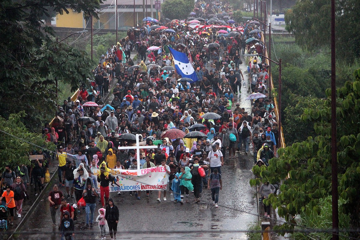 epa09999429 Thousands of migrants walk in a caravan towards the northern border, in the city of Tapachula, in the state of Chiapas, Mexico, 06 June 2022. An unprecedented caravan of nearly 15,000 migr ...