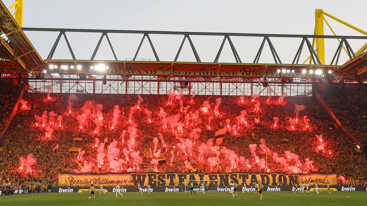 1. Bundesliga - Borussia Dortmund - VfB Stuttgart am 06.04.2024 im Signal Iduna Park in Dortmund Die Borussia Dortmund Fans z