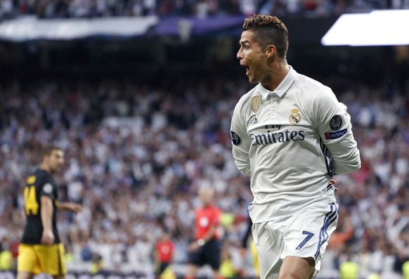 epa05941073 Real Madrid&#039;s Portuguese striker Cristiano Ronaldo celebrates his 1-0 goal with teammates sagainst Atletico de Madrid during the UEFA Champions League semifinal match between Real Mad ...