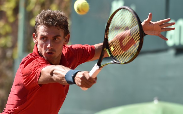 Der Schweizer Henri Laaksonen spielt den Ball, im zweiten Einzel zwischen dem Usbeken Sanjar Fajsiew und dem Schweizer Henri Laaksonen, im Tennis Davis Cup Auf-/Abstiegs-Playoff zwischen Usbekistan un ...