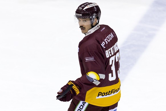 Geneve-Servette&#039;s forward Alessio Bertaggia looks his teammates, during a National League regular season game of the Swiss Championship between Geneve-Servette HC and HC Lugano, at the ice stadiu ...