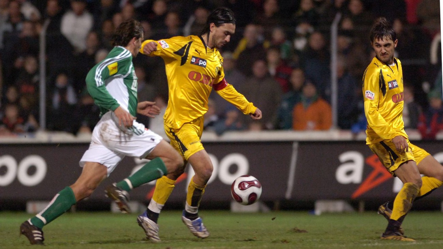 Hakan Yakin, Mitte, erzielt das 2:6, beobachtet durch den St. Galler Dominique Longo, links, der Berner Mario Raimondi , rechts, im Fussballspiel FC St. Gallen gegen den BSC Young Boys, am Samstag, 1. ...