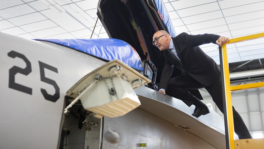 Bundesrat Martin Pfister schaut in das Cockpit eines F/A-18 Jet, bei einem Besuch in der Halle fuer die Wartung der F/A-18 Flugzeuge, waehrend einem Rundgang auf dem Militaerflugplatz Payerne, am Donn ...