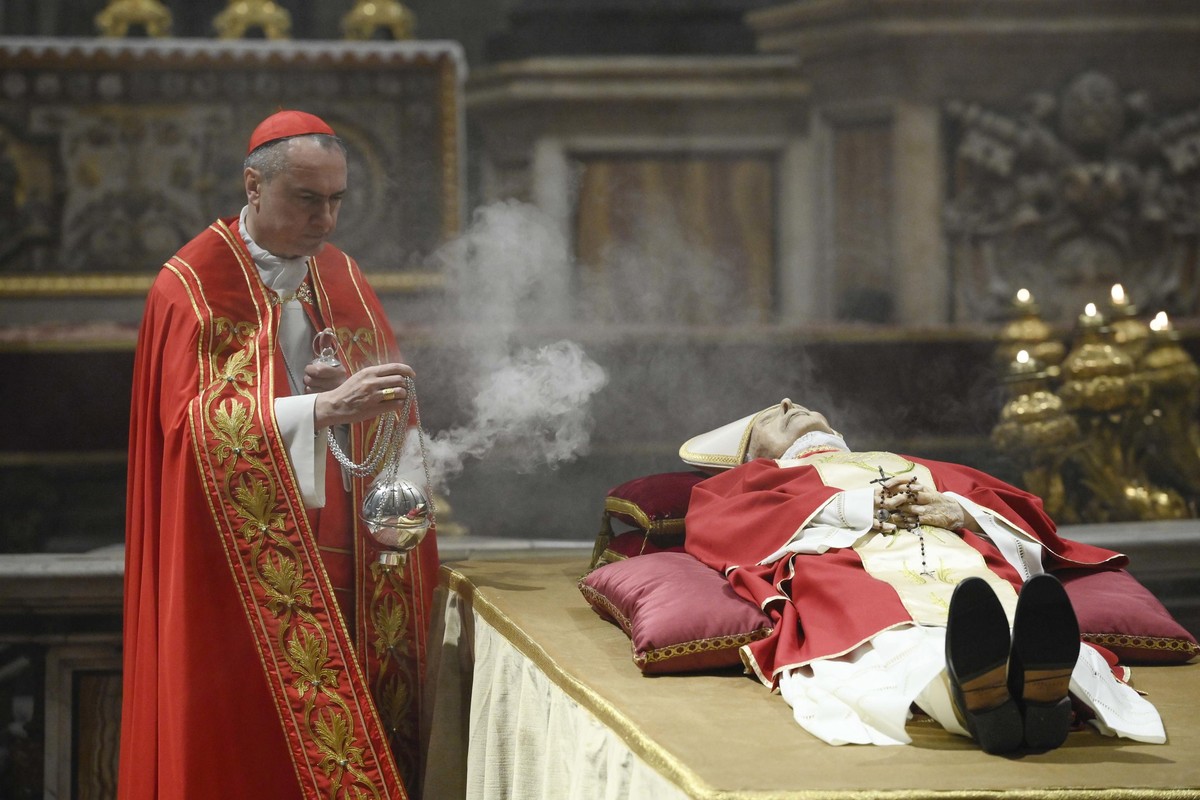 epa10386135 A handout photo made available by Vatican Media shows the body of late Pope Emeritus Benedict XVI (Joseph Ratzinger) as it lies in state in Saint Peter's Basilica for public viewing,  ...
