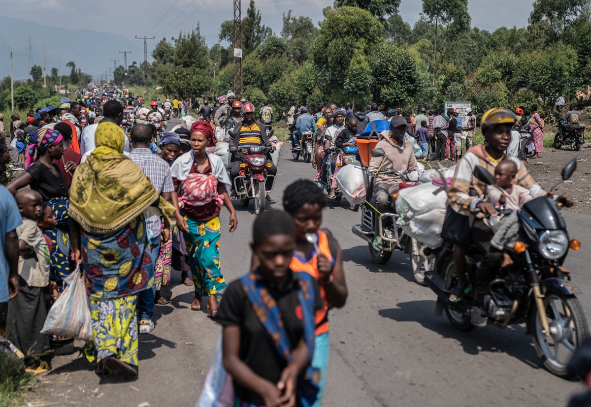 epa11134164 People make their way towards Goma as they flee a resumption of fighting, East of Goma, North Kivu, Democratic Republic of Congo, 07 February 2024. A resumption of fightings between the M2 ...