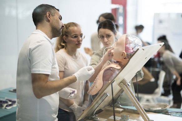 Medizinstudenten der Universitaet St. Gallen HSG legen einem menschlichen Phantom eine Magensonde, aufgenommen am Donnerstag, 7. April 2022, in St. Gallen. (KEYSTONE/Gian Ehrenzeller)